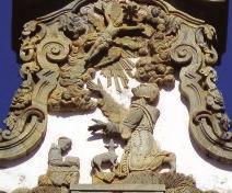 Arte e fé nas Minas do ouro... Ouro Preto São Francisco no monte Alverne. Escultura em pedra-sabão, sem policromia, 1785-1790. Fachada da igreja de São Francisco de Assis - São João del Rei.