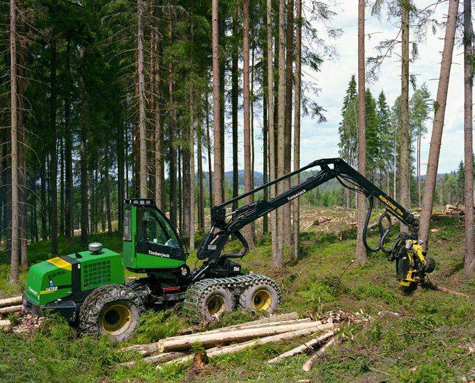 (Fonte: John Deere) Harvester O Harvester ou Colheitadeira Florestal é um tipo de trator automotriz que tem por finalidade o corte e o processamento de árvores dentro da floresta, podendo efetuar ao