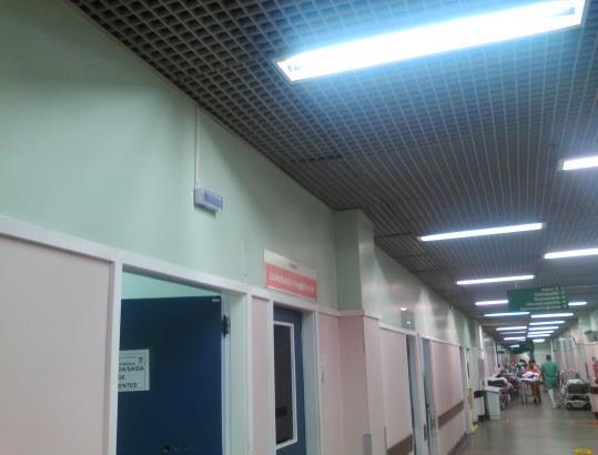 Realizou a instalação de lâmpadas de emergência nos corredores da