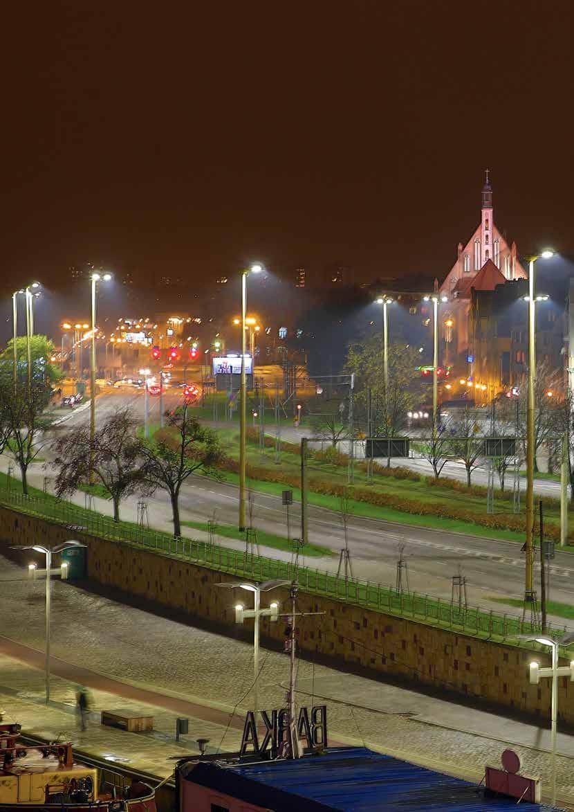 Uma solução de iluminação mais amiga do ambiente para Szczecin 100% de fluxo luminoso para uma estrada principal que atravessa a cidade Programação de níveis confortáveis de iluminação para os peões