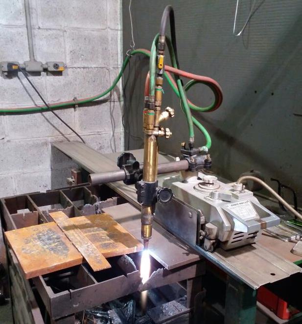 Figura 38 - Montagem do procedimento experimental com acetileno Para a realização dos corte com a mistura combustível proposta, após os corte com o gás acetileno, foi aguardado um período de tempo