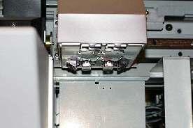 4. Pressione a tecla [ ENTER ] e o conjunto das cabeças de impressão se deslocará para o lado esquerdo da máquina. 5.