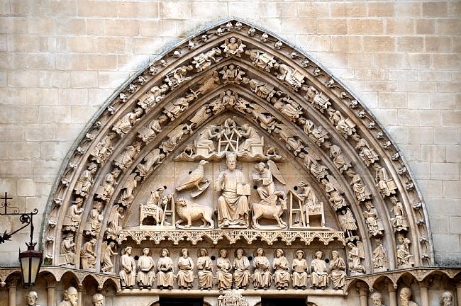 ESCULTURA GÓTICA De um modo geral a escultura gótica estava associada a arquitetura, enriquecendo as construções.