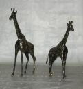 137 Máscara africana Máscara africana em madeira Base - Estimativa: 40-100 138 Conjunto girafas bronze t 1 Girafa grande em bronze 50 cm e