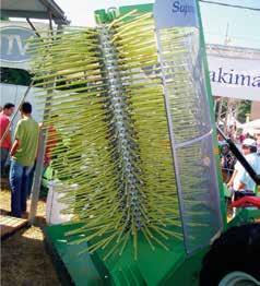 Derriçadoras Diferem das máquinas colhedoras por efetuarem a derriça do café de apenas um lado da planta. Alguns modelos tratorizados já possuem mecanismos de recolhimento dos frutos.