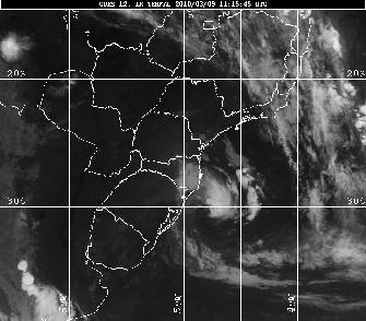 (a) (b) Figura 5: Imagens do satélite GOES-12 para o dia 09/03/2010 às 11:15UTC (a) e 10/03 às 08:15UTC (b).