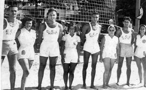 Figura 4. Time misto do Cooperação Esporte Club em 1950, no posto 6 em Copacabana (www.procrie.com.br) O impulso do voleibol na areia no mundo começou no Brasil com a realização de grandes eventos 12.