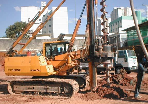 2.3.1 - Perfuração Inicialmente é realizada a perfuração do terreno por rotação do trado contínuo, sendo esta imposta pela mesa giratória do equipamento gerando um torque necessário capaz de superar