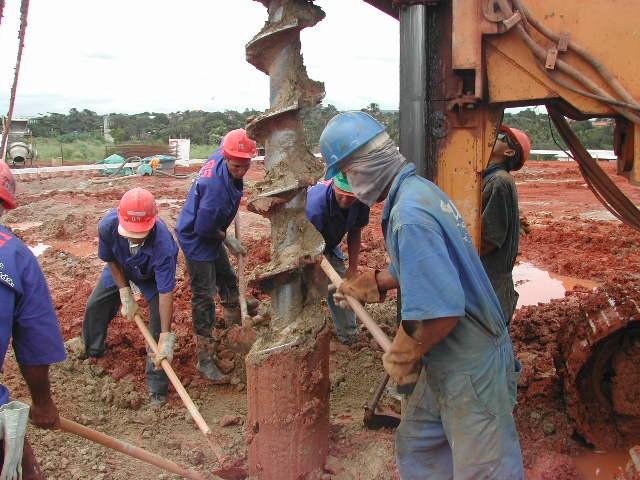 velocidade de penetração do trado é muito maior, a probabilidade de prendê-lo é grande.