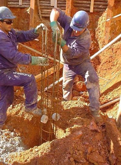 O concreto bombeado apresenta normalmente as seguintes características: resistência característica (fck) : 2 MPa; consumo mínimo de cimento : 4 kg/m³; agregados: areia e pedrisco ou brita ; Slump