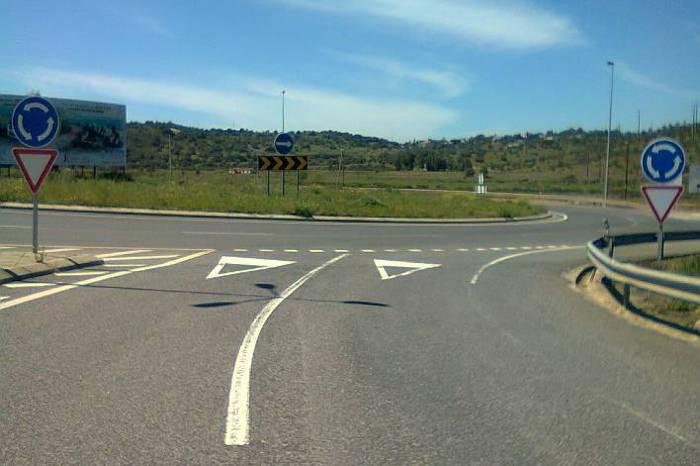 esquerda não obstruam a visibilidade dos situados à direita.