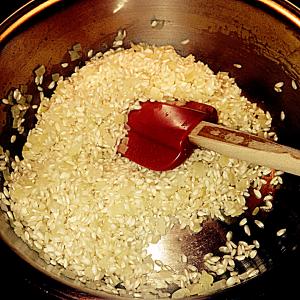 2- Coloque o arroz e mexa por mais 2 minutos; 3- Agora é a hora do déglacer!