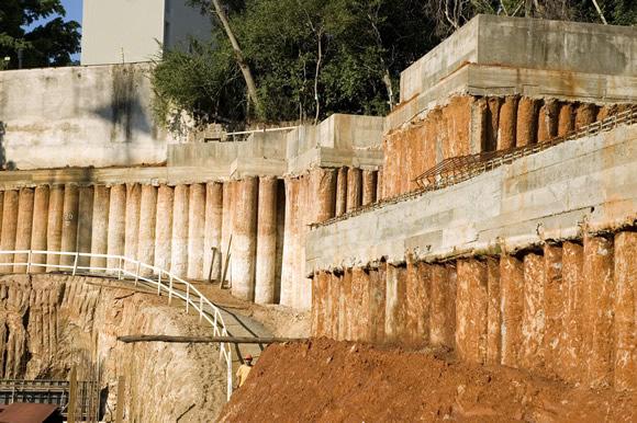 Figura 2: Perfil pranchado com paramento em placas de concreto (PINI, 2010). Estacas secantes são estacas de concreto escavadas e executadas no local pretendido, lado a lado.