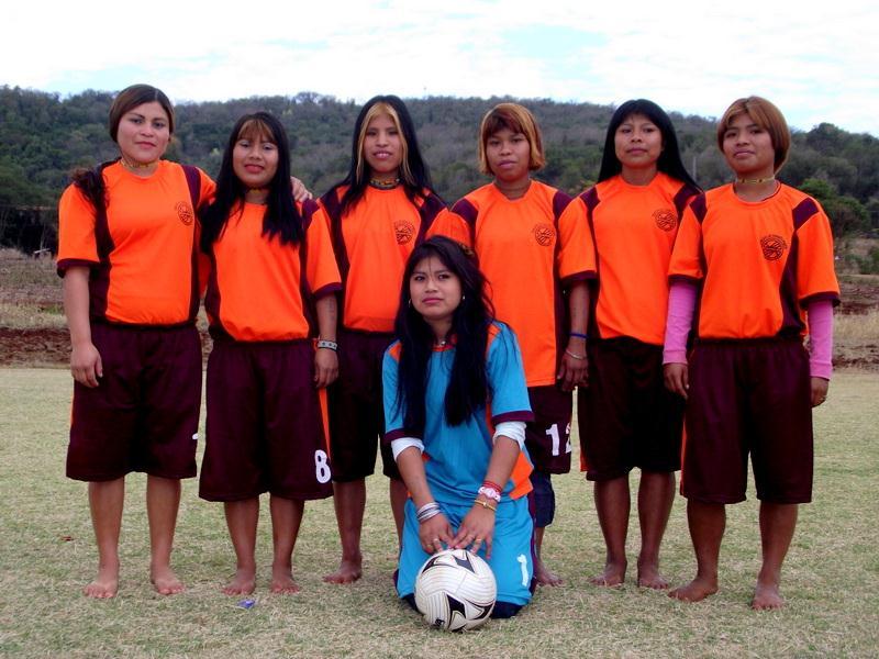 3 Mulheres Guarani jogando futebol