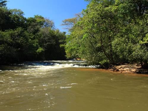 O percurso alterna trechos de remansos e corredeiras e tem a presença constante do Cerrado e da Mata Atlântica.