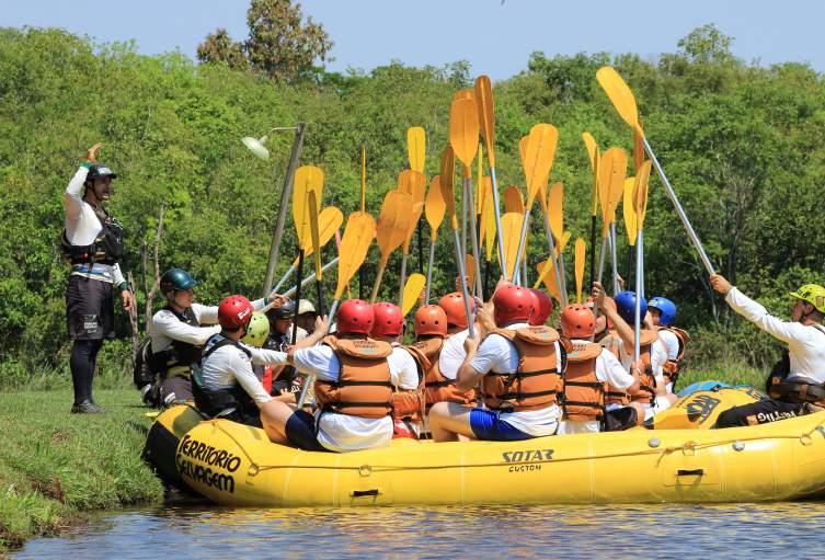 Possibilidades comportamentais O rafting trabalha importantes aspectos do trabalho em equipe. A sincronia sobressai-se à força.