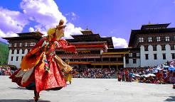 Conheceremos também o Museu Cilíndrico que foi construído em 1648 em uma torre de vigilância e abriga uma bela coleção de arte e artefatos do Butão. Jantar (incluído). Hospedagem em Paro.
