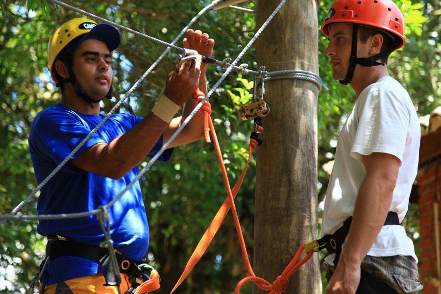 7 Na entrada do arvorismo é responsabilidade do instrutor da Canoar a fixação do vagão (equipamento de segurança) no cabo de