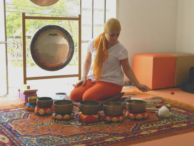 * Estuda e utiliza os sons sagrados e mantras no seu trabalho, tendo realizado treinamento sobre técnicas de gongo com o mestre Don Conreaux; * Yoga Pré-Natal, pelo Instituto de Yoga 3HO, com Subagh