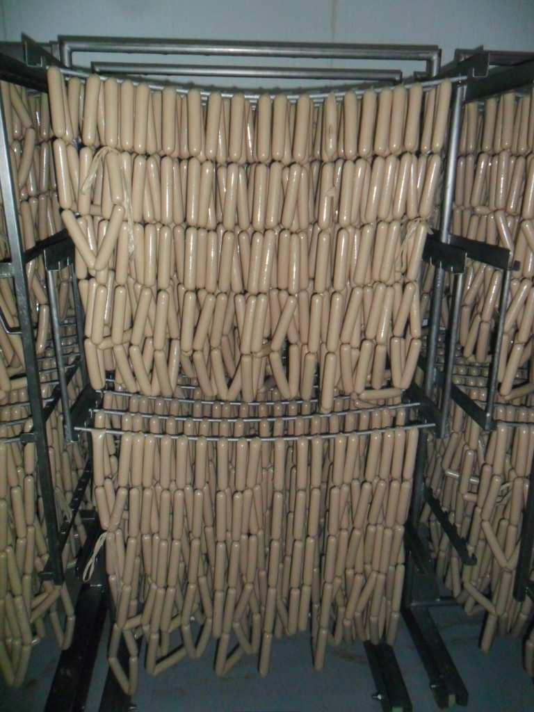 Colocar os gomos em varas e estas em gaiolas para serem transportadas para as estufas de cozimento (GUERREIRO, 2006).