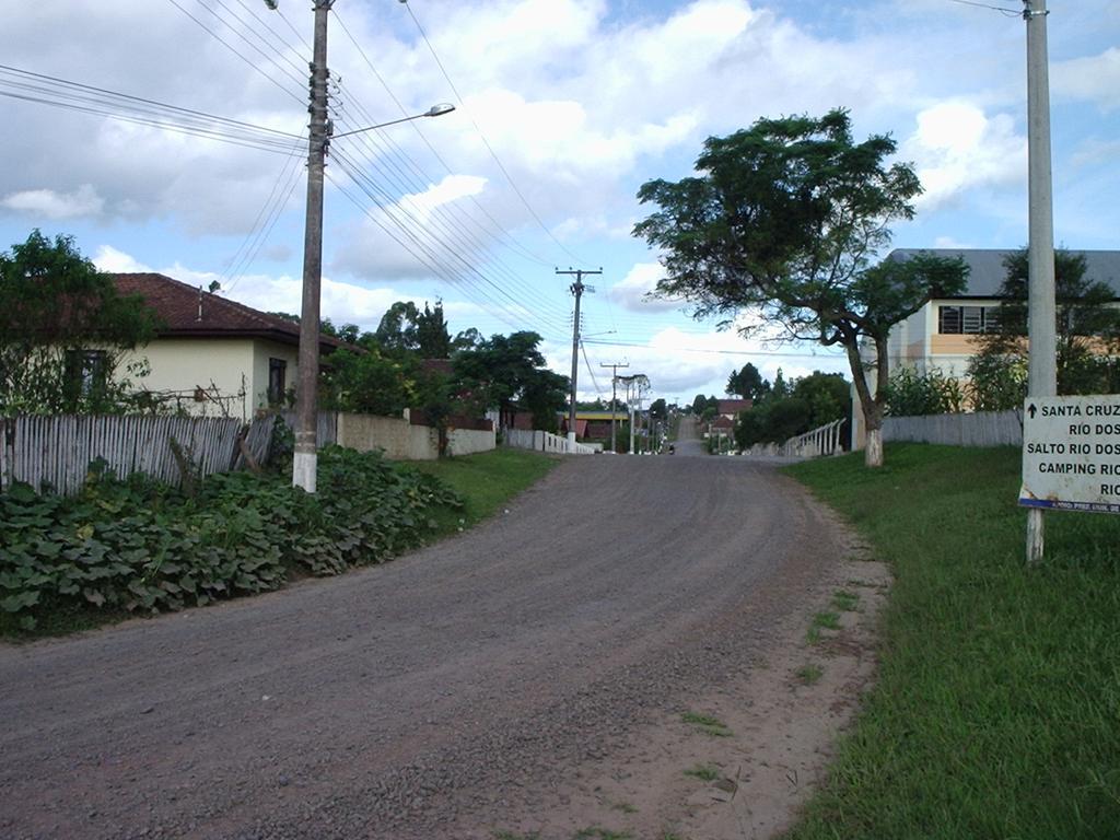 34 Figura 08: Vista da Entrada do Distrito de Santa Cruz do Timbó (do lado direito ginásio de esportes) Fonte: Arquivo da autora Setembro de 2004.