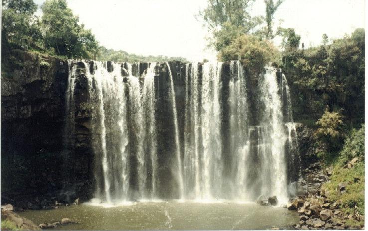 45 Cachoeira do Despraiado Com cerca de 70 metros de altura, destaca-se pela paisagem singular, composta por um paredão de pedras adentrando um vale.