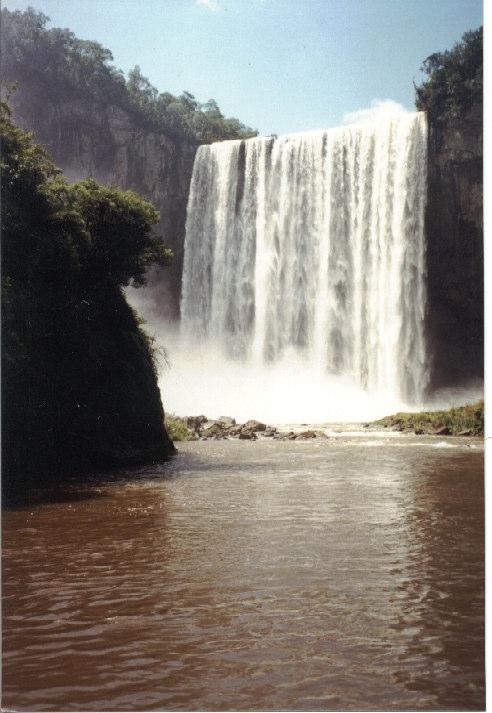 46 Cachoeira do Rio dos Pardos A cachoeira do Rio dos Pardos possui uma beleza singular, seu acesso se dá a partir da sede do Distrito de Santa Cruz do Timbó, pela estrada para Barra Grande Lajeado