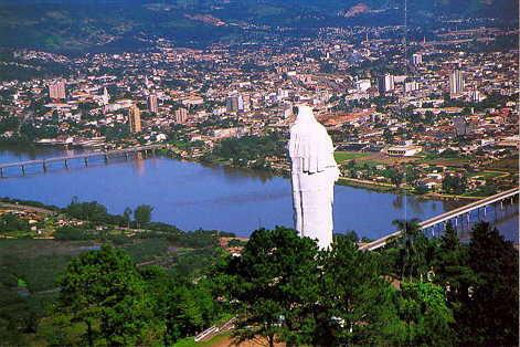 54 Figura 21: Vista aérea dos Municípios de União da Vitória (lado direito) e Porto União (lado esquerdo) da primeira ponte sobre o Rio Iguaçu, do lado esquerdo da foto. Fonte: http://www.