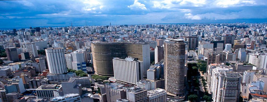 O seu núcleo é a metrópole paulista, que desempenha funções de