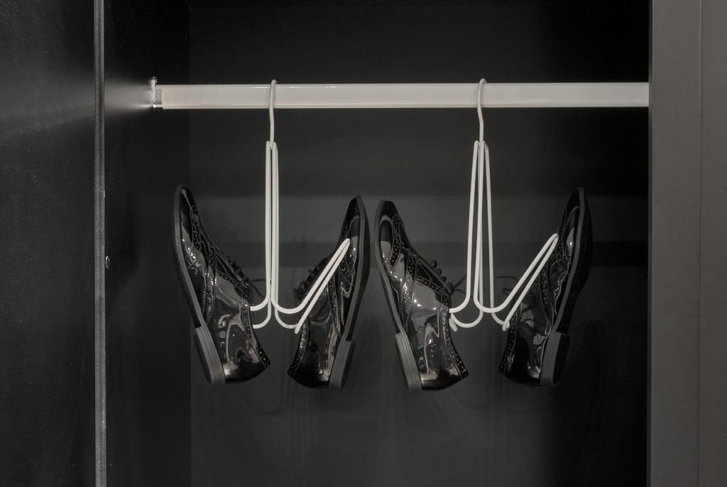 Dos pés a cabeça Guardar os calçados no mesmo armário das roupas poupa espaço e tempo na hora de se vestir.