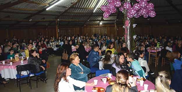 5 Escola da URI realiza homenagem ao dia das mães Divulgação Diretor Eliéser Lourega Pletsch Na última quinta-feira, dia 11, a Escola da URI realizou