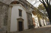 Trata-se do uma obra monumental, perpendicular ao troço final do aqueduto e sobre o qual numa