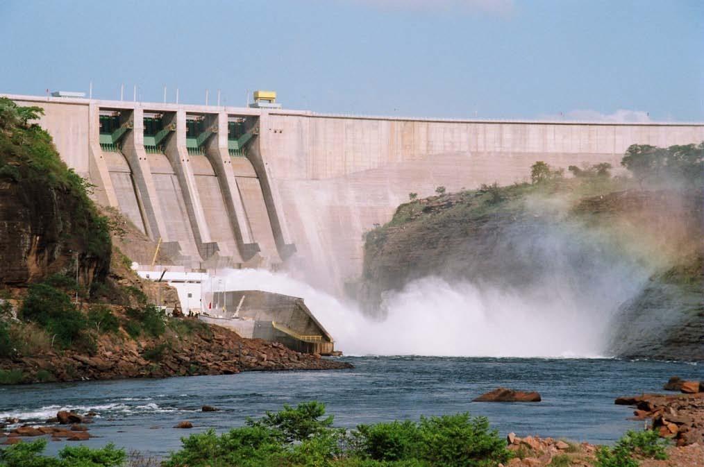 Este rio é uma importante fonte de energia hidroeléctrica, devido à existência de duas barragens hidroeléctricas (Barragem de Capanda e Cambambe), que fornecem energia ao país; estão já projectadas