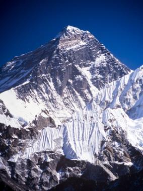 1) Observe a imagem a seguir: Vista do Monte Everest O fator determinante para o clima da área retratada pela imagem é: a) a latitude. b) a continentalidade. c) as massas de ar. d) o albedo.