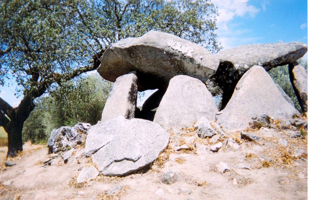 pedras alternando com camadas de terra batida, como acontece na anta grande do Zambujeiro. (Pires: 1975; 9) Figuras n.º s 41 e 42: A Anta 1 (Grande) da Comenda da Igreja.