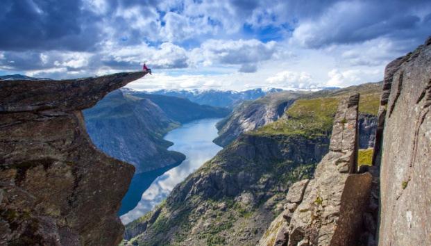 Chegada a Bergen e visita panorâmica a esta linda cidade, capital dos fiordes noruegueses, que foi sede da Liga Hanseática, incluindo a Catedral de Santa Maria, o cais germânico, Mercado de Peixes e