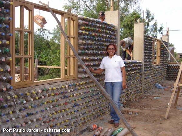 ESTRUTURA / PAREDE Elemento Construtivo: ESTRUTURA Sistema Construtivo: SISTEMA DE CONSTRUÇÃO DE BLOCOS DE GARRAFA Materiais: GARRAFAS PLÁSTICAS, CIMENTO, AÇO, AREIA E NAYLON Paredes