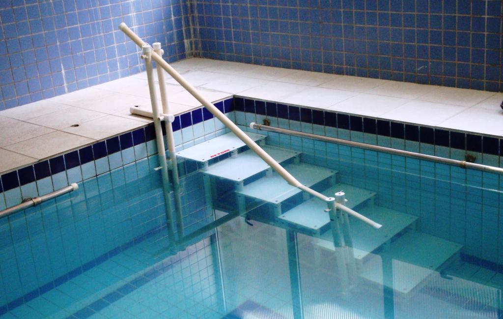 Catálogo Actual - Plataformas, Cubos, Escadas - Acessórios para acesso à piscina Escadas de Piscina As escadas para