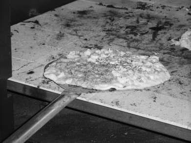 - As pizzas são colocadas diretamente sobre a pedra refratária como num forno tradicional de alvenaria.