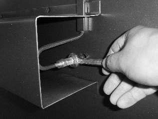 Para retirar os injetores utilize uma chave de boca n 13: Após retirado o injetor limpe-o com uma agulha apropriada ou jato de ar.
