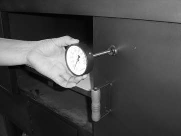 - Instale o termômetro encaixando a vareta no orifício situado logo acima do puxador da porta