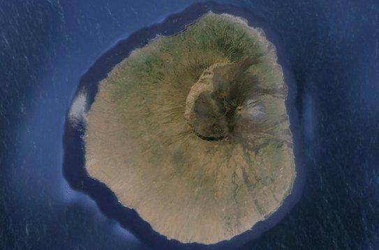 Vulcão Fogo em frente a ilha de