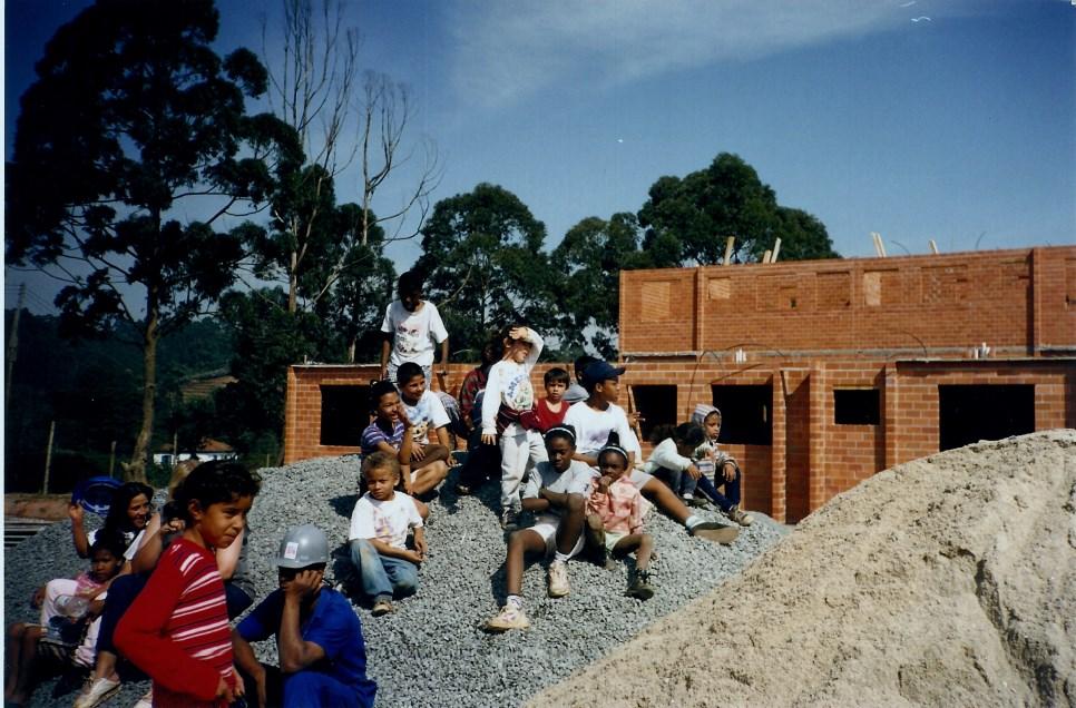 MUTIRAO COM AUTOGESTÃO A definição de autogestão na área habitacional refere-se em que a produção de moradias, ou a urbanização de uma área, ocorra