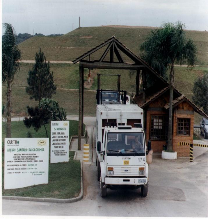DISPOSIÇÃO FINAL DE RESÍDUOS ATERRO SANITÁRIO DA CAXIMBA Em 20 de novembro de 1989, iniciou-se a Operação do Aterro Sanitário, localizado ao sul do Município de Curitiba, a 25 quilômetros do centro