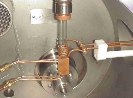 temperatura neste processo. A figura 3.3 mostra o equipamento de Melt-Spinning com a adaptação do molde em coquilha de cobre refrigerada com água. Figura 3.3. Adaptação do sistema de fundição em coquilha de cobre em forma de cunha em equipamento de Melt-Spinning.
