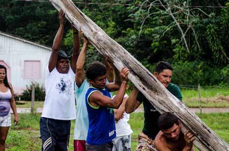 Em Cachoeira Porteira, a comunidade havia preparado as bases para a colocação da antena dias antes da chegada da equipe do Territórios Sustentáveis.