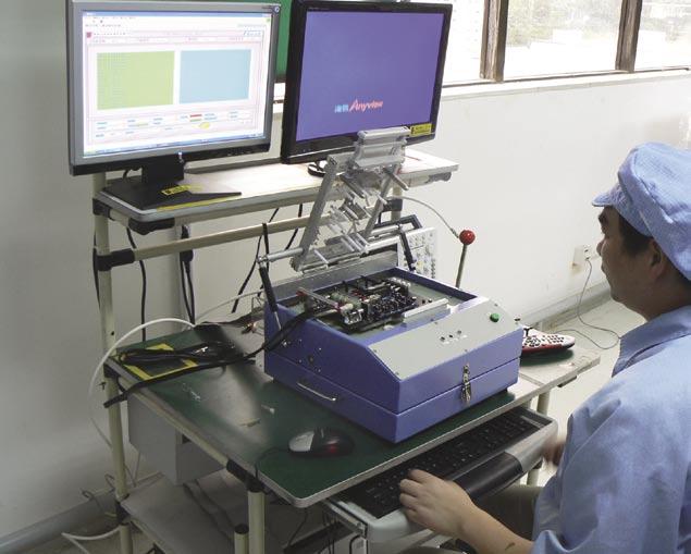 Podemos ver aqui os resultados da Sala de Radiação. São realizados aqui os Testes de Imunidade. Na sala de Radiação: um empregado está a preparar um produto para um teste de radiação electromagnético.