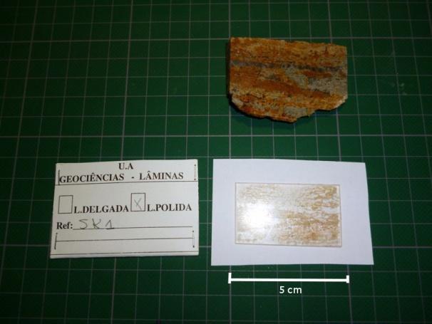 Figura 12 - Foto da talisca da lâmina SK1 Qz Czo Qz Czo 1 mm 1 mm Figura 13 e 14 - Grãos idioblásticos e subidioblásticos de clinozoisite no interior de quartzo.