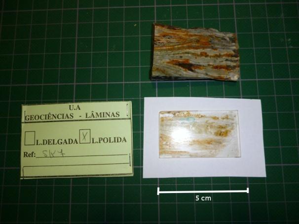 Amostra SK7 (Figuras 34, 35, 36, 37, 38, 39 e 40) A composição mineralógica desta amostra é muito variada, registando-se a presença de minerais do grupo do epídoto (clinozoisite, mas também epídoto