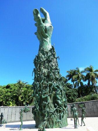 representação de cada ser que foi morto sem piedade; com a cor cinza escuro que pode ser interpretado como a intenção do autor de dar um tom sombrio ao monumento.